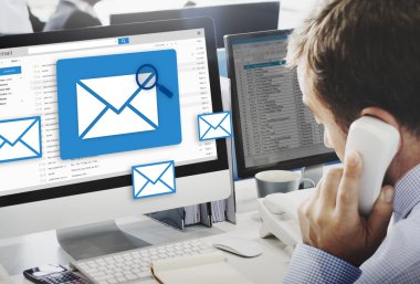 işadamı bilgisayarda posta ile çalışma