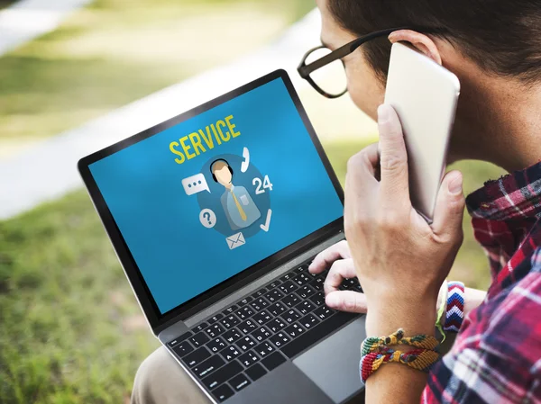 Hombre utilizando dispositivos digitales, navegar por Internet en el ordenador portátil y hablando por teléfono —  Fotos de Stock