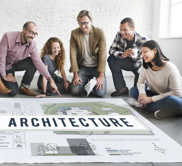 Ontwerpers werken met poster en architectuur — Stockfoto