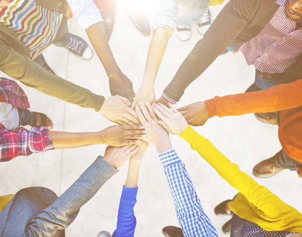 Grupo de personas y concepto de trabajo en equipo — Foto de Stock