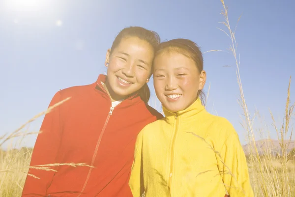 Mongolische Mädchen zusammen im Freien — Stockfoto