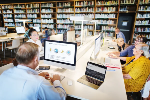 Alunos adultos seniores em aula de informática — Fotografia de Stock