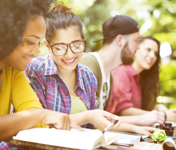 Jóvenes, estudiantes, pasar tiempo al aire libre — Foto de Stock