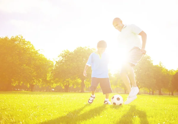 Vader voetballen met zoontje — Stockfoto