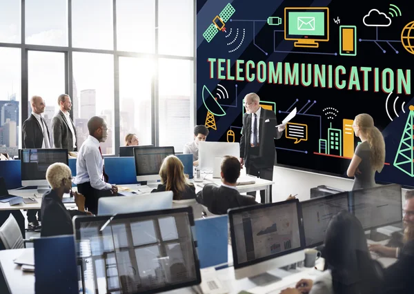Företag som arbetar och telekommunikation — Stockfoto