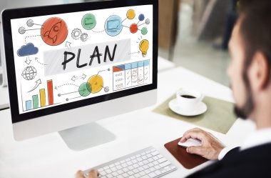 bilgisayarda çalışan adam