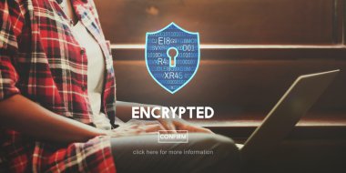 Arka plan üzerinde dizüstü bilgisayar kullanan kadın