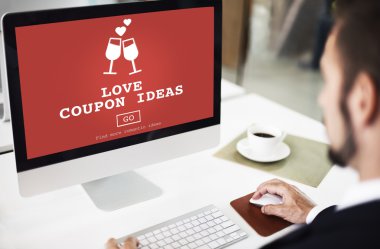 bilgisayarda çalışan adam