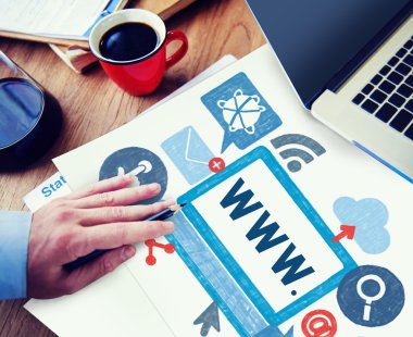 Belgelerle çalışan bir işadamı. 