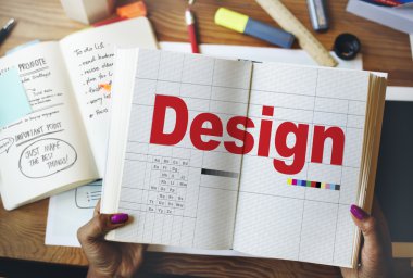 Evde kitabı olan kadın.