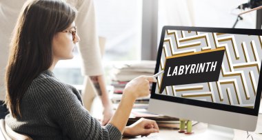 labirent ile monitörde gösterilen kadın