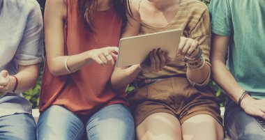 Arkadaşlar birlikte vakit geçiriyorlar. 