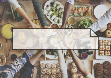 Çok ırklı insanlar yemek yiyor  