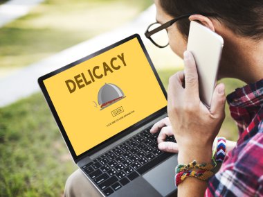 Dijital cihazlar kullanarak, dizüstü bilgisayarda internet sörf ve konuşan adam