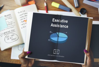 Evde kitabı olan kadın.