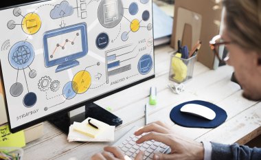 Ofiste bilgisayarla çalışan iş adamı