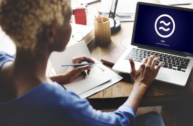 zodyak ile dizüstü bilgisayar üzerinde çalışan kadın