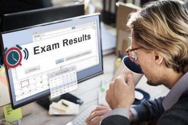 Ofiste bilgisayarla çalışan iş adamı