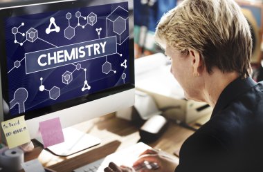 İş kadını ofiste çalışıyor.