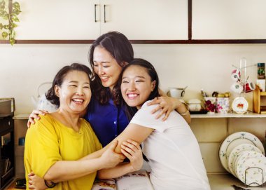  Anne ve çok güzel kızları