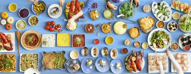 arkadaşlar büyük tablo için yemek