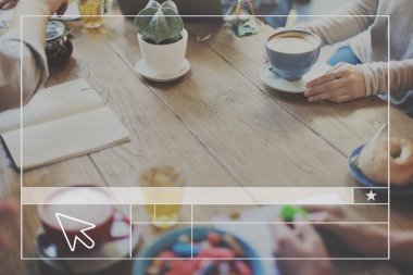 Arkadaş grubu bardak kahve 