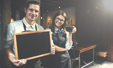 Restoran çalışanları boş yazı tahtası holding
