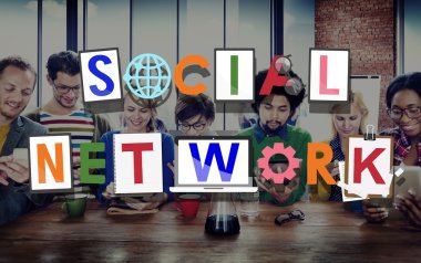 Dijital aygıtlar kullanan insanlar