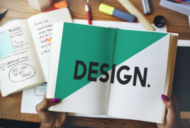 Evde kitabı olan kadın.