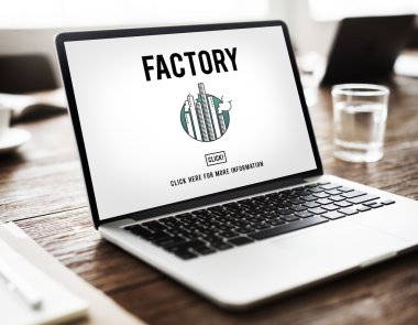 masa üstünde laptop açık 