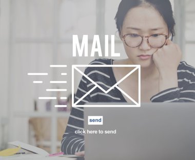 Dizüstü bilgisayarla çalışan kadın