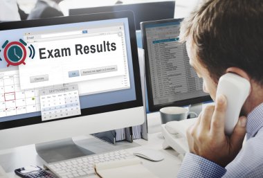 Sınav sonuçları ile bilgisayarda çalışan iş adamı