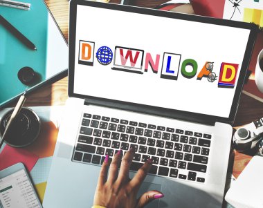 Evde Dizüstü bilgisayar kullanan kadın