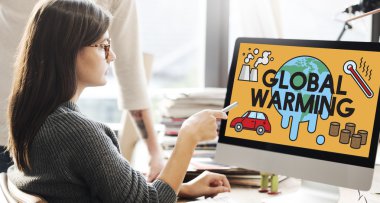 küresel ısınma ile monitörde gösterilen kadın