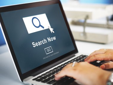 Dizüstü bilgisayar kullanan kadın