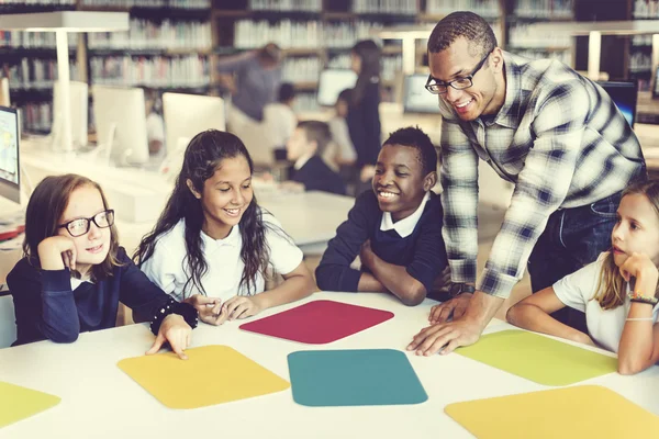 Leerlingen hebben les op school — Stockfoto