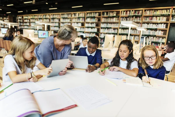 Leerlingen op school hebben Les — Stockfoto