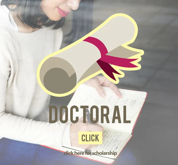 Frau schreibt mit Doktortitel in Notizbuch — Stockfoto