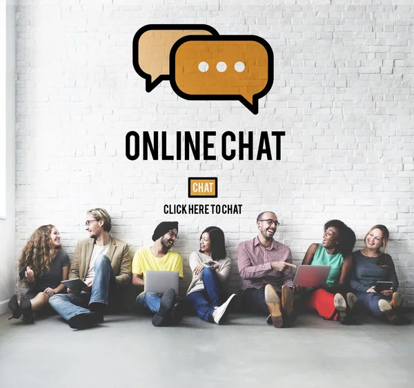 Diversidade amigos perto da parede com Chat Online — Fotografia de Stock