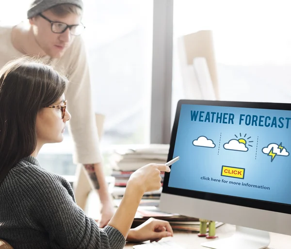 Vrouw weergegeven op de monitor met weerbericht — Stockfoto