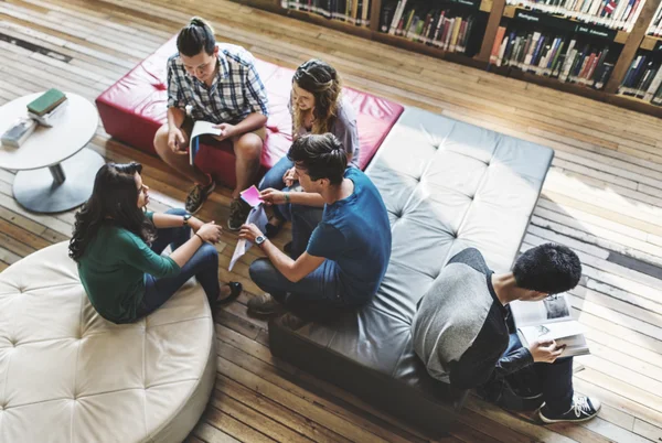 Studenters lärande tillsammans — Stockfoto