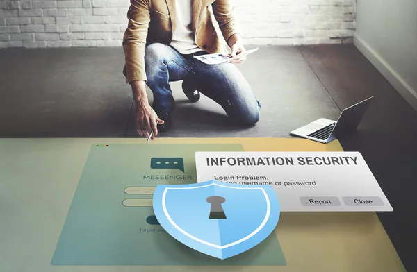 Affärsman arbetar med informationssäkerhet — Stockfoto