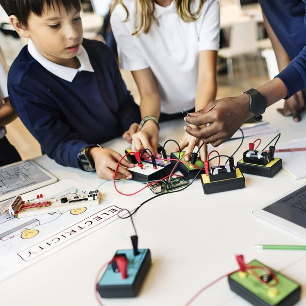 Kinder machen elektronische Experimente — Stockfoto