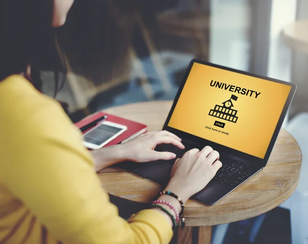 Vrouw werkt met laptop — Stockfoto