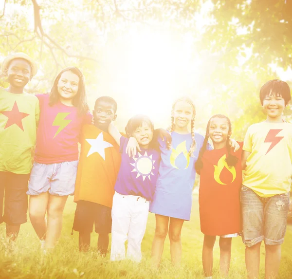 Multiethnische Kinder im Freien — Stockfoto