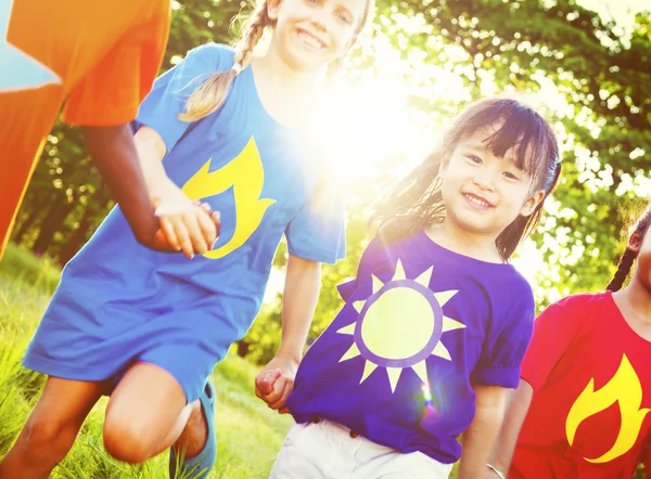 Niños divirtiéndose al aire libre —  Fotos de Stock