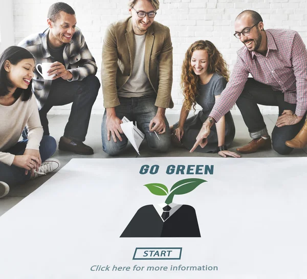 Ontwerpers werken met poster en ga groen — Stockfoto