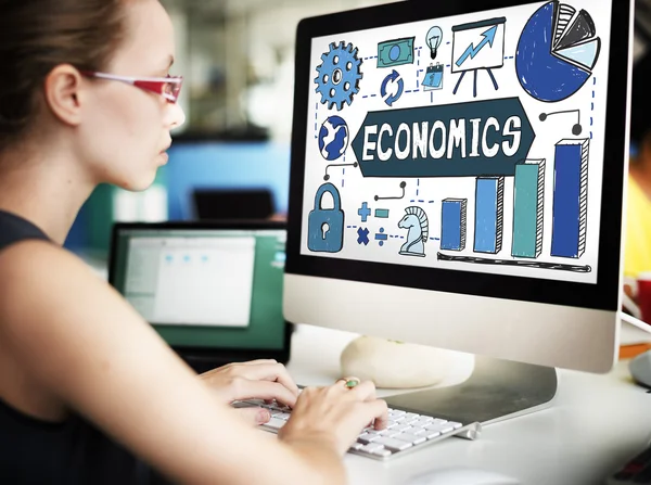 Mujer de negocios que trabaja en la computadora con economía — Foto de Stock