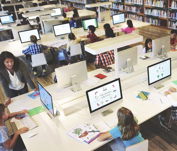 Vrouw leraar hebben les met leerlingen — Stockfoto