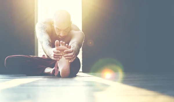 Mann praktiziert Pose Yoga — Stockfoto